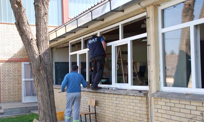 Új ablakok a Zmaj iskolában képek